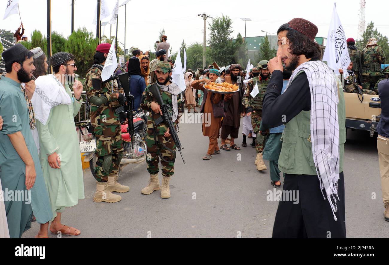 Kandahar, Afghanistan. 15th août 2022. Les talibans et leurs partisans ont organisé lundi une manifestation en faveur du premier anniversaire du règne des talibans à Kandahar, en Afghanistan, au 15 août 2022. Photo de Shekib Mohammadyl/UPI crédit: UPI/Alay Live News Banque D'Images