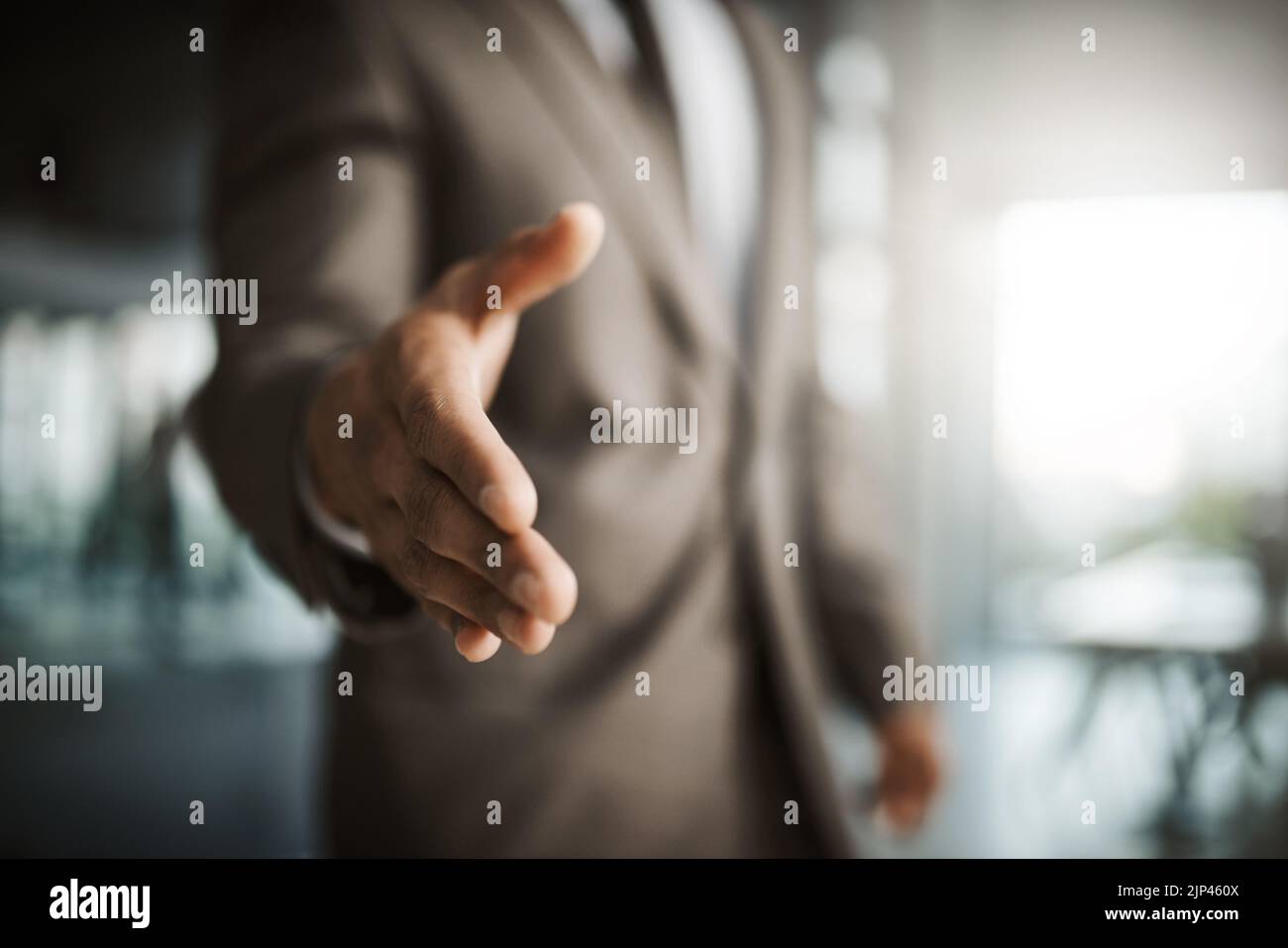 Gros plan sur un homme d'affaires professionnel en charge de la prise de main pour vous remercier de votre entretien formel. Directeur de l'entreprise recrutant de nouveaux employés Banque D'Images