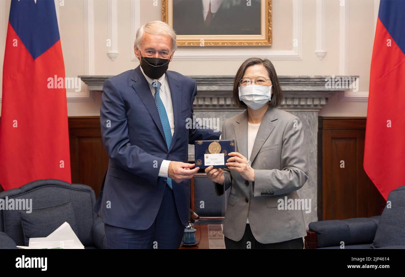 Taipei, République de, Chine. 15th août 2022. Le président taïwanais Tsai Ing-wen, à droite, présente un cadeau au sénateur américain Ed Markey du Massachusetts, lors d'une réunion avec une délégation bipartisane du Congrès à l'office présidentiel, 15 août 2022, à Taipei, Taïwan. Crédit : Wang Yu Ching/Bureau présidentiel de Taïwan/Alamy Live News Banque D'Images