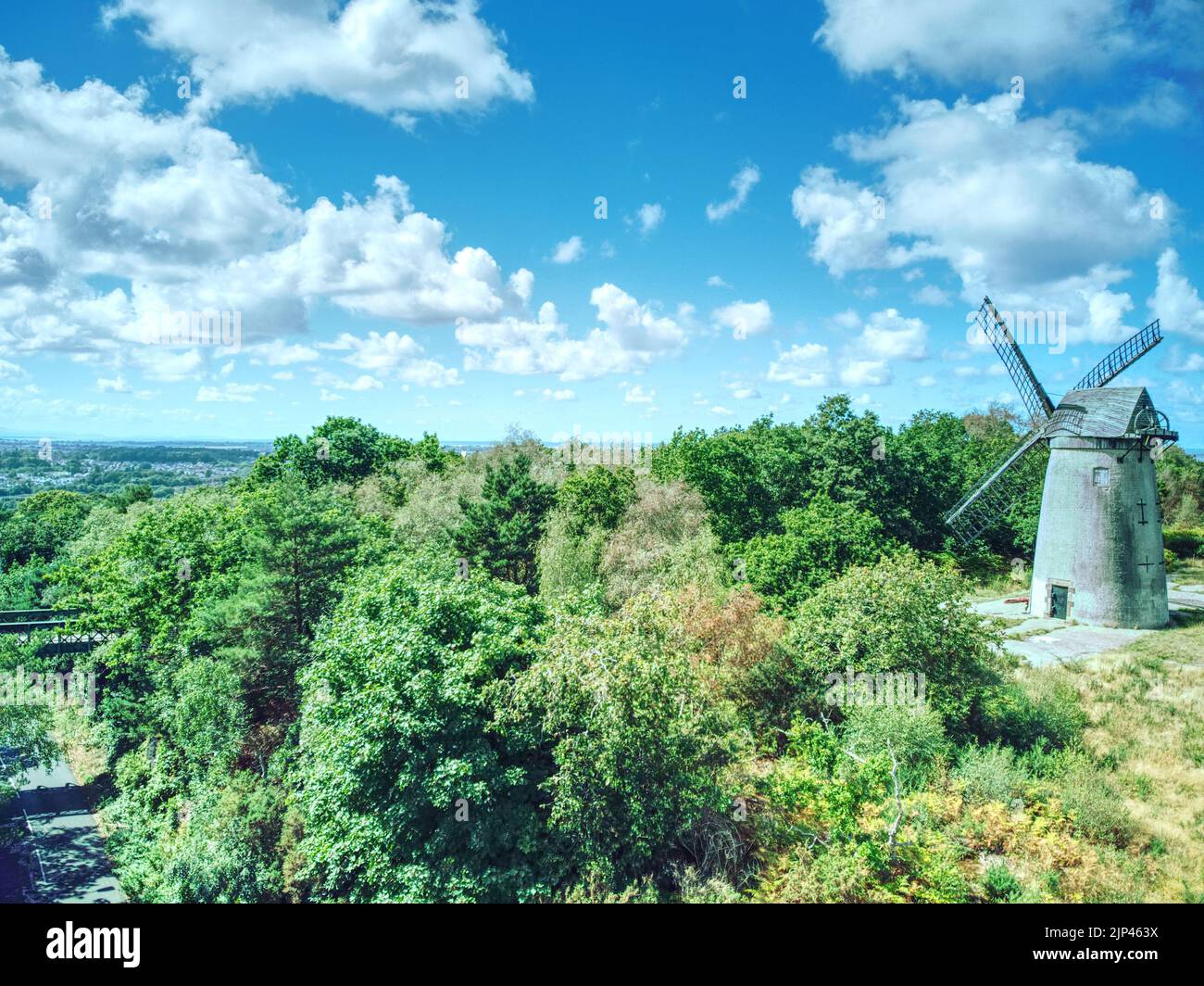 Bidston Windmill Birkenhead wirral sur un tir de drone d'été Banque D'Images