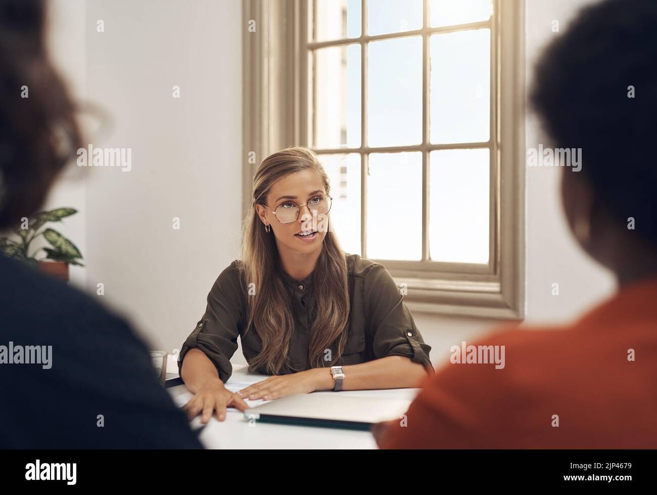 Le gestionnaire des ressources humaines rencontre des collègues, règlement d'un différend ou d'un argument dans son bureau. Une femme sérieuse qui parle, rencontre et planification Banque D'Images