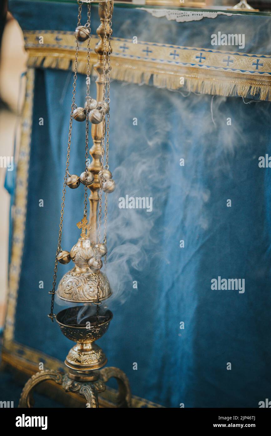 Un gros plan vertical d'un censeur avec combustion de charbon à l'intérieur Banque D'Images