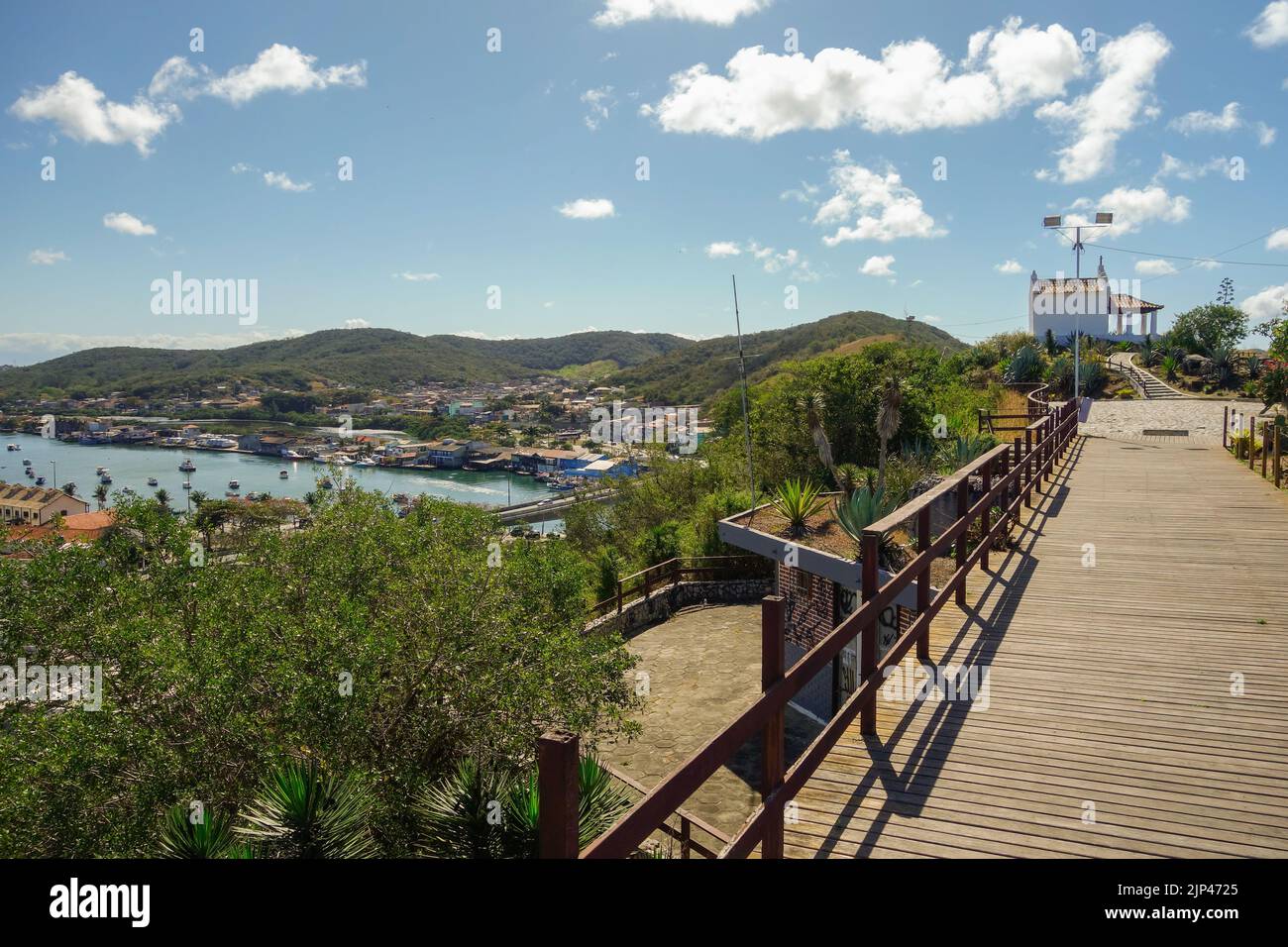 chapelle au sommet de la colline, surplombant la ville de Cabo Frio dans l'État de Rio de Janeiro, Brésil Banque D'Images