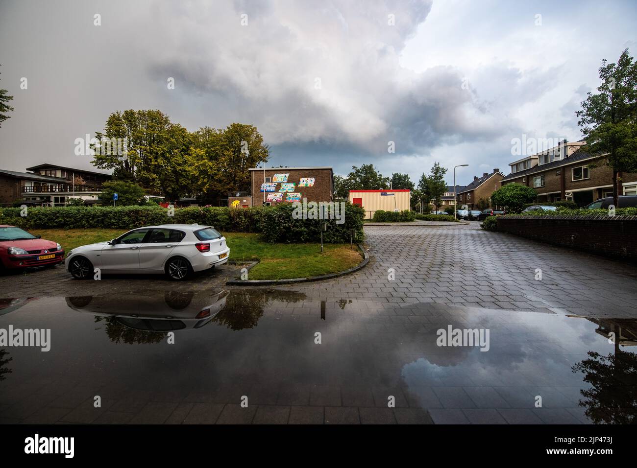 2022-08-15 19:36:59 ALPHEN AAN DEN RIJN - les nuages de tempête sombre se rassemblent au-dessus d'Alphen aan den Rijn. Des orages violents ont provoqué des inondations. ANP JOSH WALLET pays-bas sortie - belgique sortie Banque D'Images 2022-08-15 19:36:59 ALPHEN AAN DEN RIJN - les nuages de tempête sombre se rassemblent au-dessus d'Alphen aan den Rijn. Des orages violents ont provoqué des inondations. ANP JOSH WALLET pays-bas sortie - belgique sortie Banque D'Images