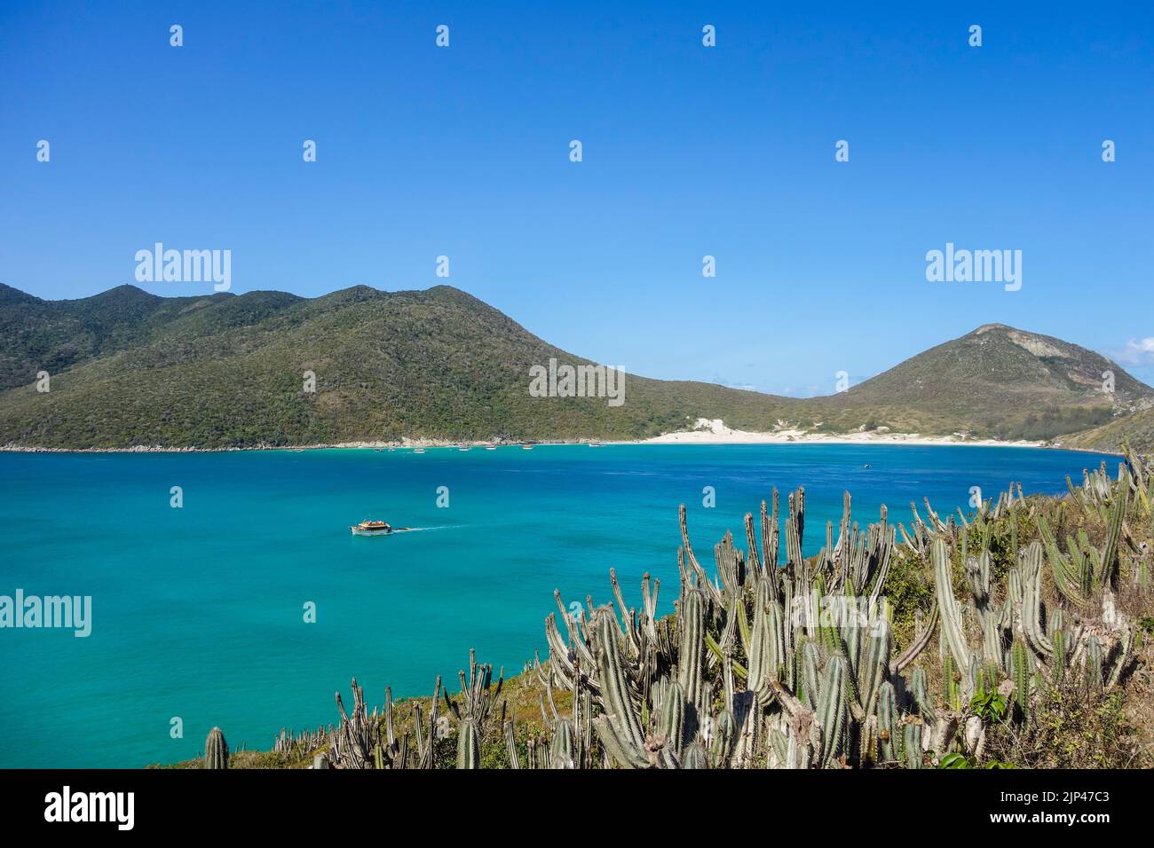 Plages paradisiaques d'Atalaia à Arraial do Cabo, côte de Rio de Janeiro, Brésil. Vue aérienne. Banque D'Images