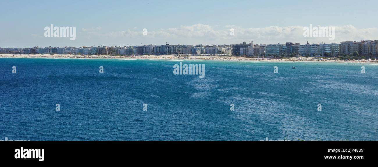 Vue panoramique de Cabo Frio, Rio de Janeiro, Brésil. Bâtiments de la ville côtière. Banque D'Images