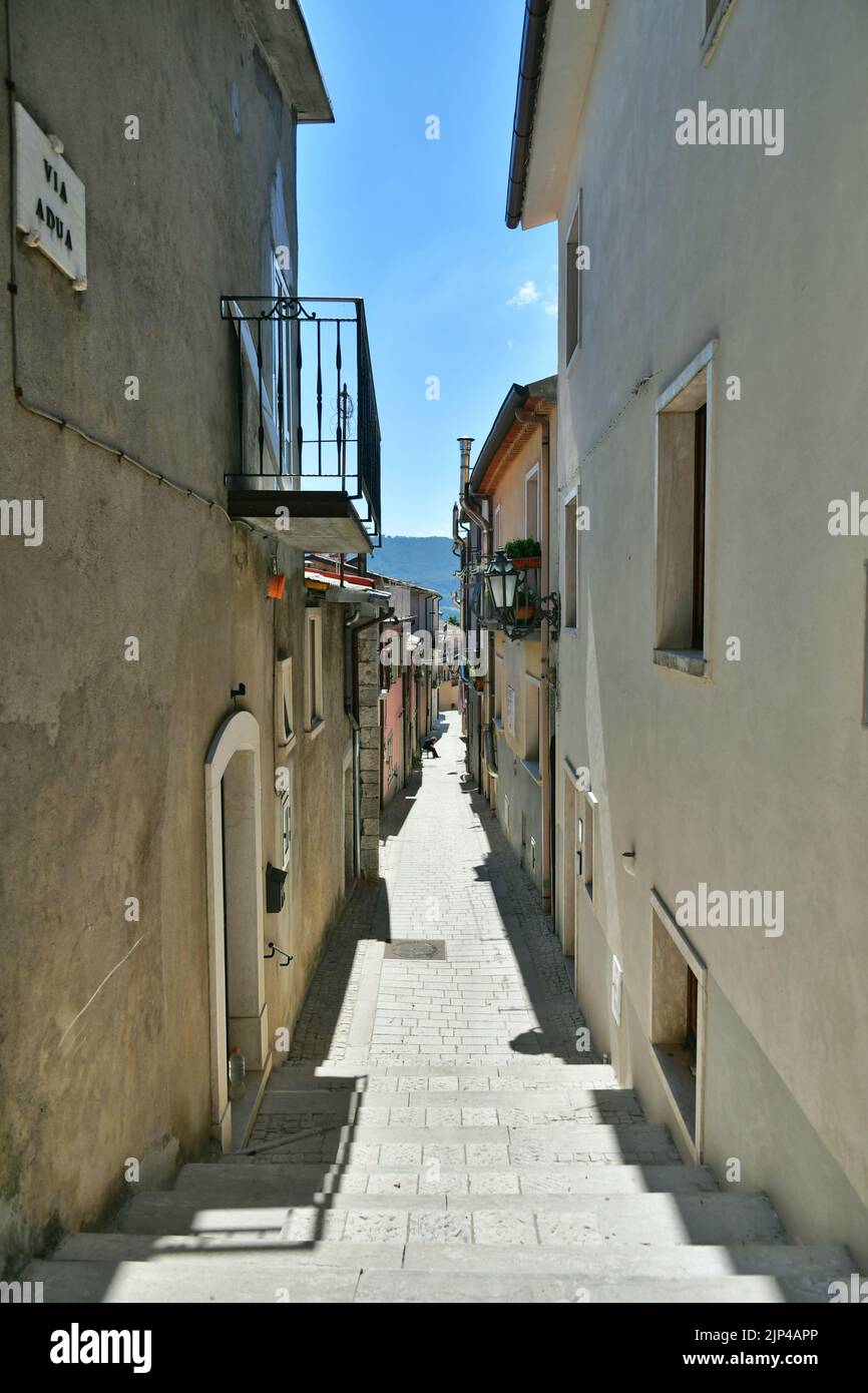 Une rue étroite dans Pietraroja, un village médiéval dans la province de Benevento en Campanie. Banque D'Images