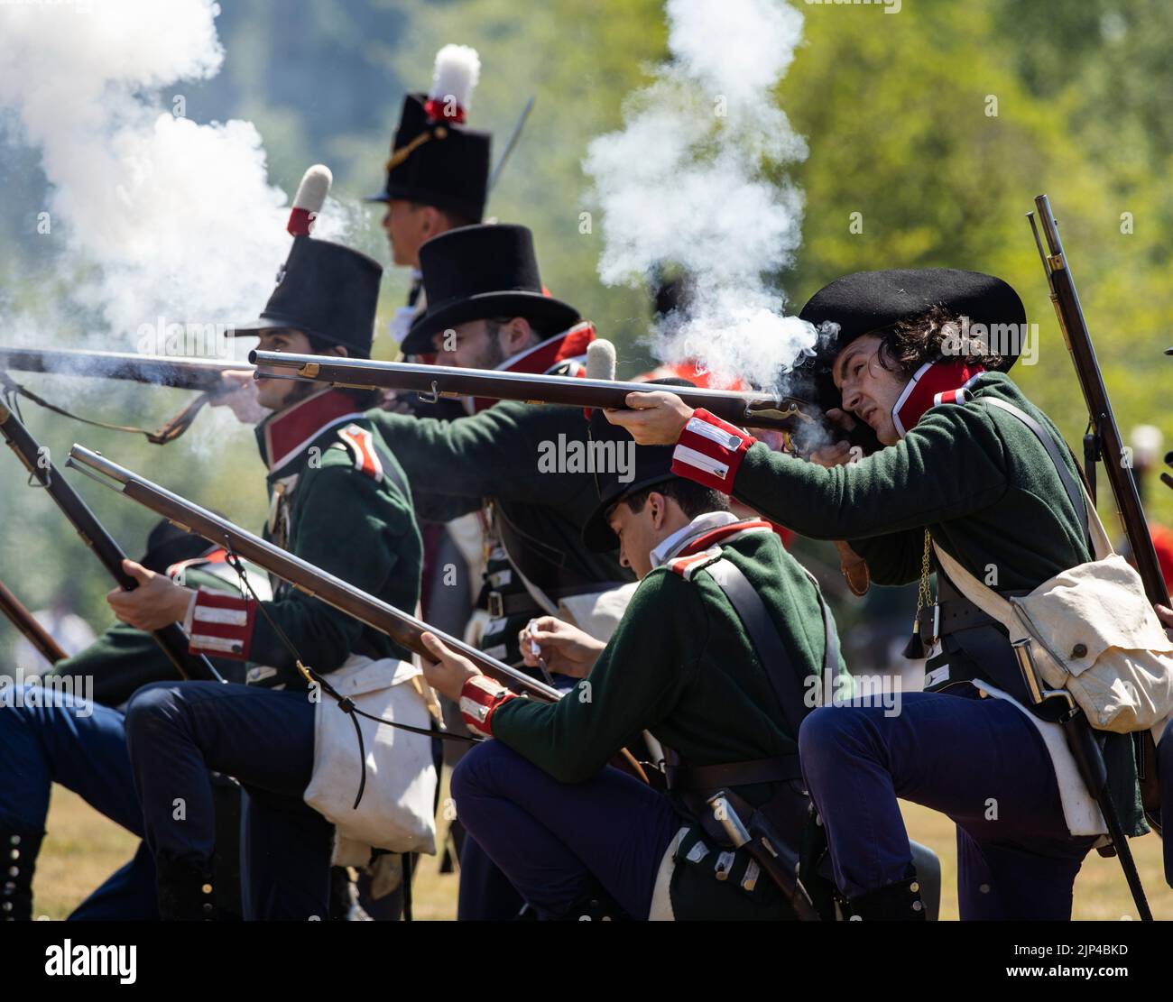 FORT ERIE (ONTARIO), CANADA – 6 août 2022 – des soldats britanniques ont incendié les forces américaines qui approchent pendant le siège de la guerre de fort Erie de 1812 Reena Banque D'Images