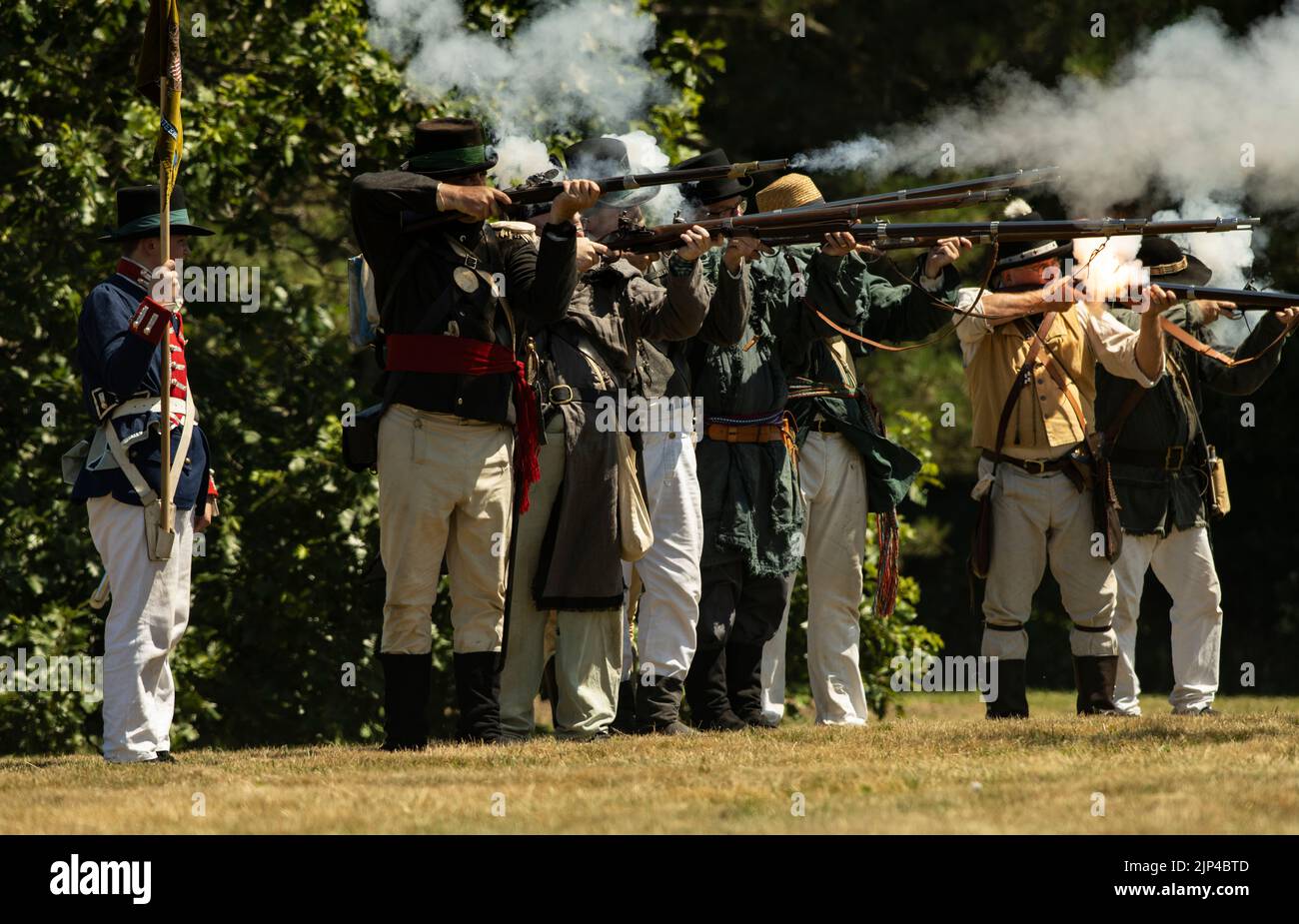 FORT ERIE, ONTARIO, CANADA – 6 août 2022 – des soldats américains ont incendié les forces britanniques qui approchent pendant le siège de la guerre de fort Erie de 1812 Reena Banque D'Images