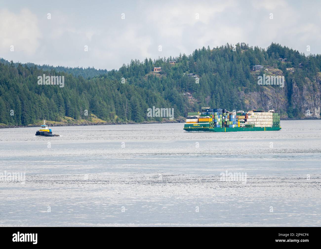 Campbell River (C.-B.) - 11 juin 2022 : conteneurs empilés sur la barge Alaska Marine Lines dans le passage Discovery Banque D'Images