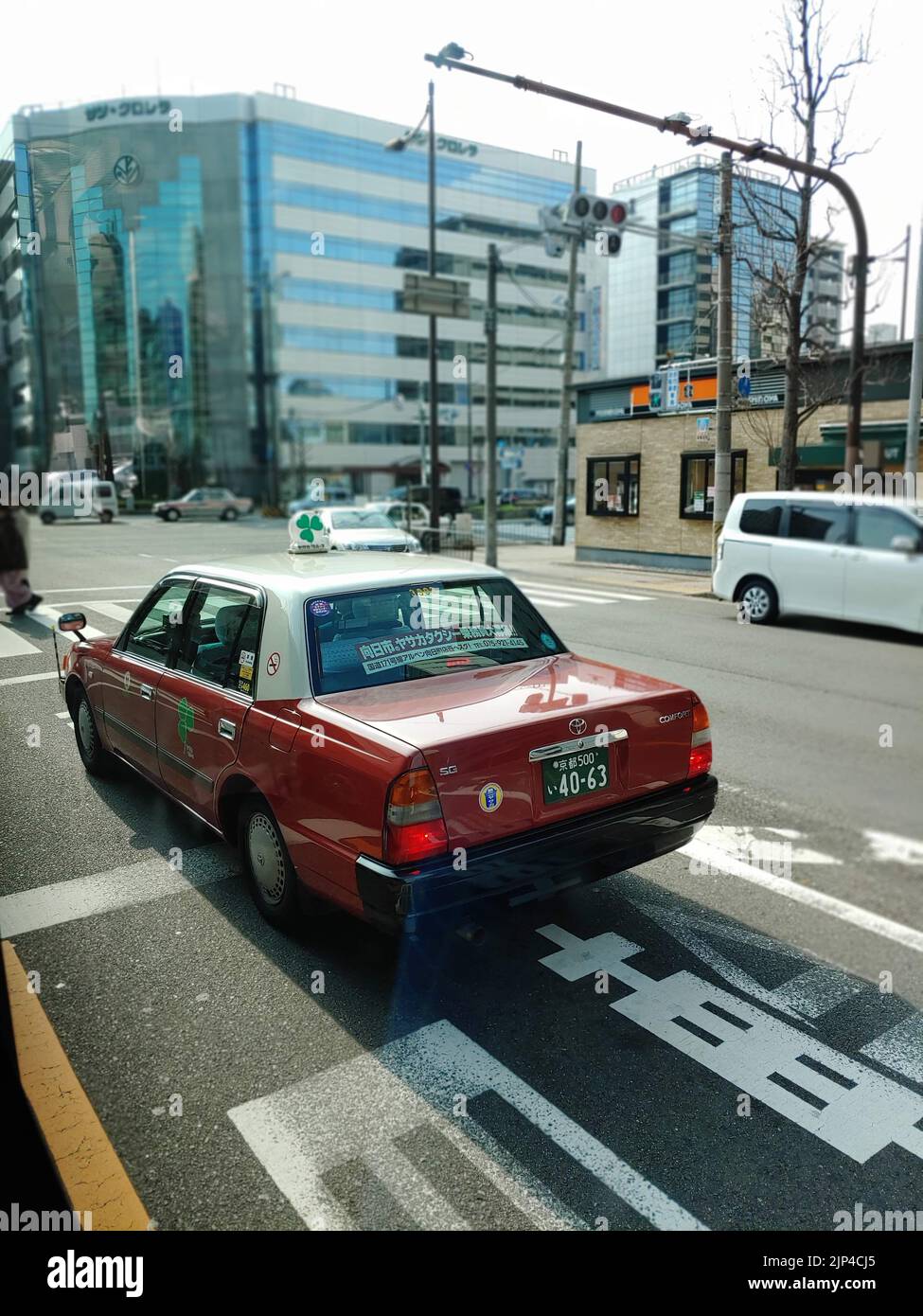 Une voiture GPL Toyota Crown Comfort en taxi dans les rues de Kyoto, au Japon Banque D'Images
