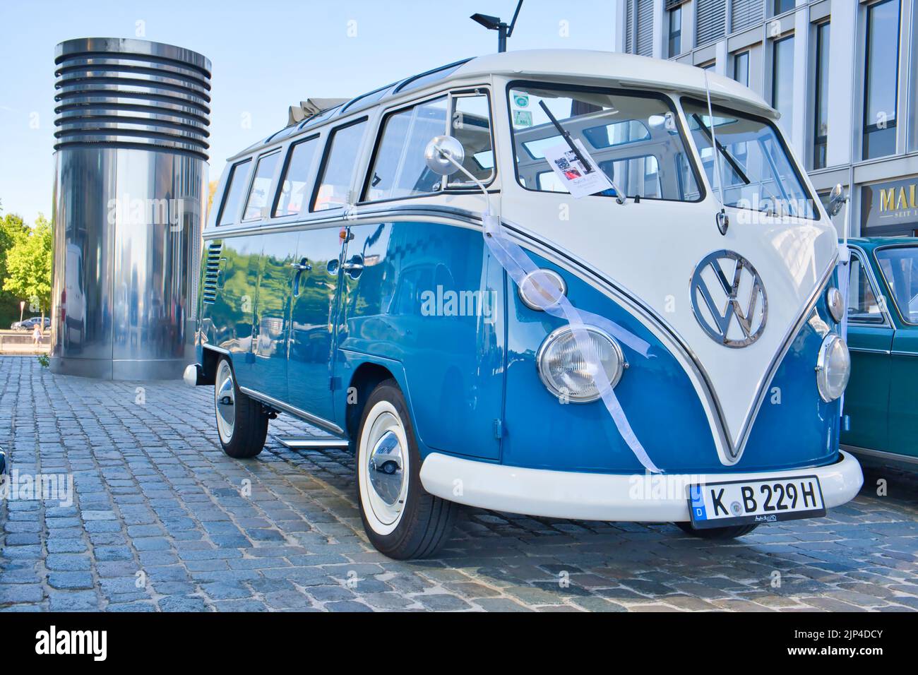 VW T1 bus ou aussi appelé Bulli deux tons, produit à partir de 1950-1967 à l'exposition oldtimer à Cologne, vue de face diagonale Banque D'Images