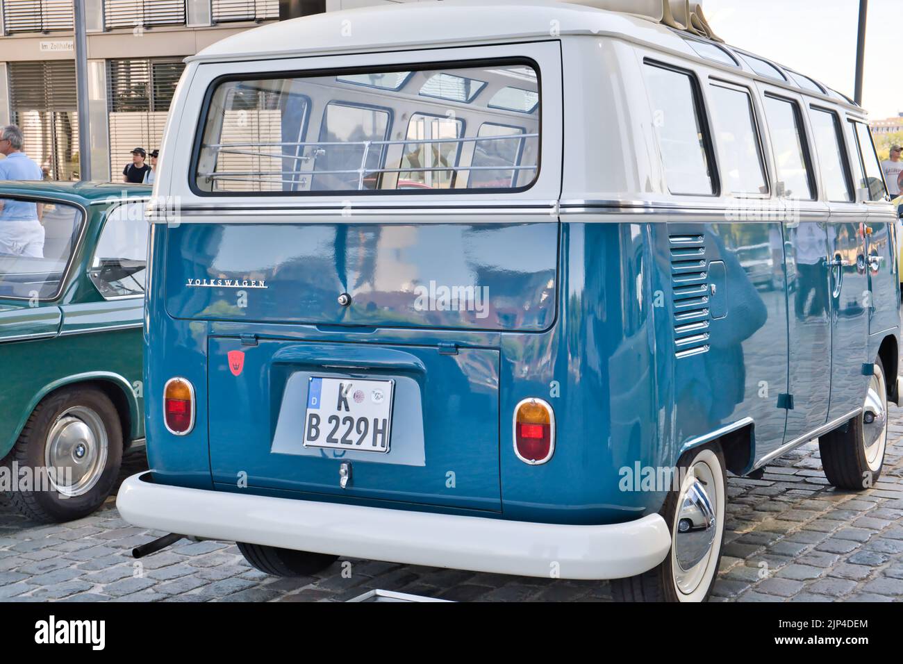 VW T1 bus ou aussi appelé Bulli deux tons, produit à partir de 1950-1967 à l'exposition oldtimer à Cologne, vue diagonale de l'arrière Banque D'Images