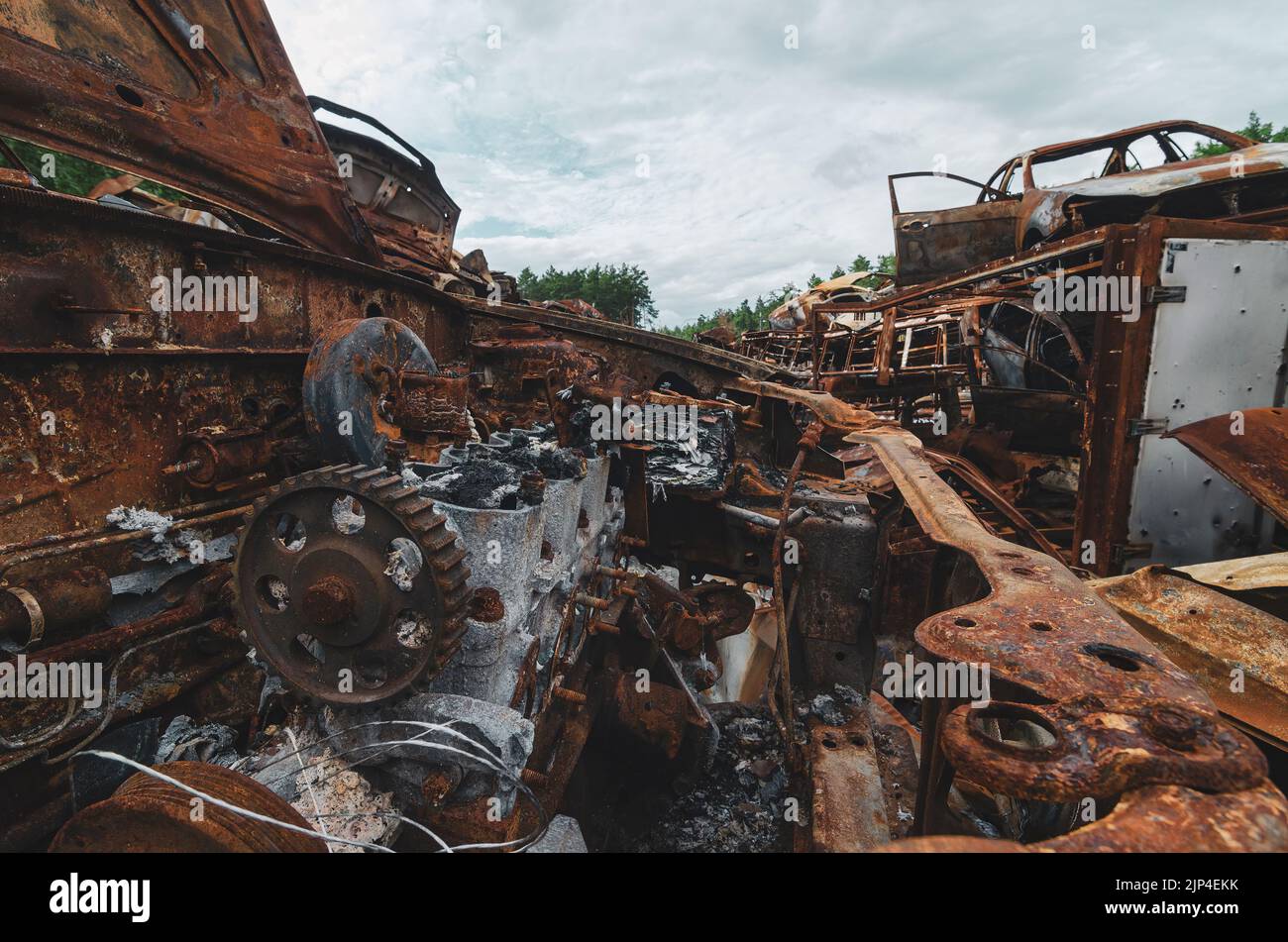 Cimetière de voitures en rouillé et brûlées jetées après la guerre près de Kiev, Ukraine Banque D'Images