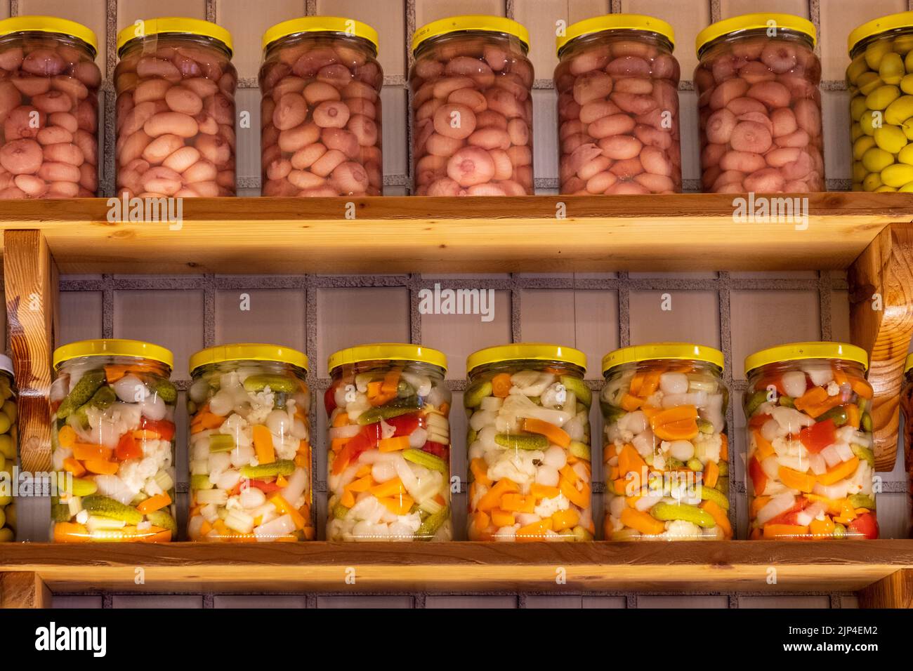 Boîtes de légumes conservés sur la tablette. Cuisine italienne. Banque D'Images