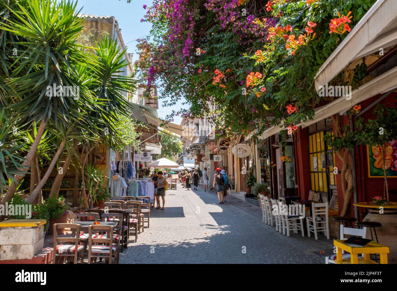 rue commerçante animée de la ville grecque de réthymnon sur l'île de crète, belles ruelles colorées dans la lumière du soir sur l'île de crète. Banque D'Images