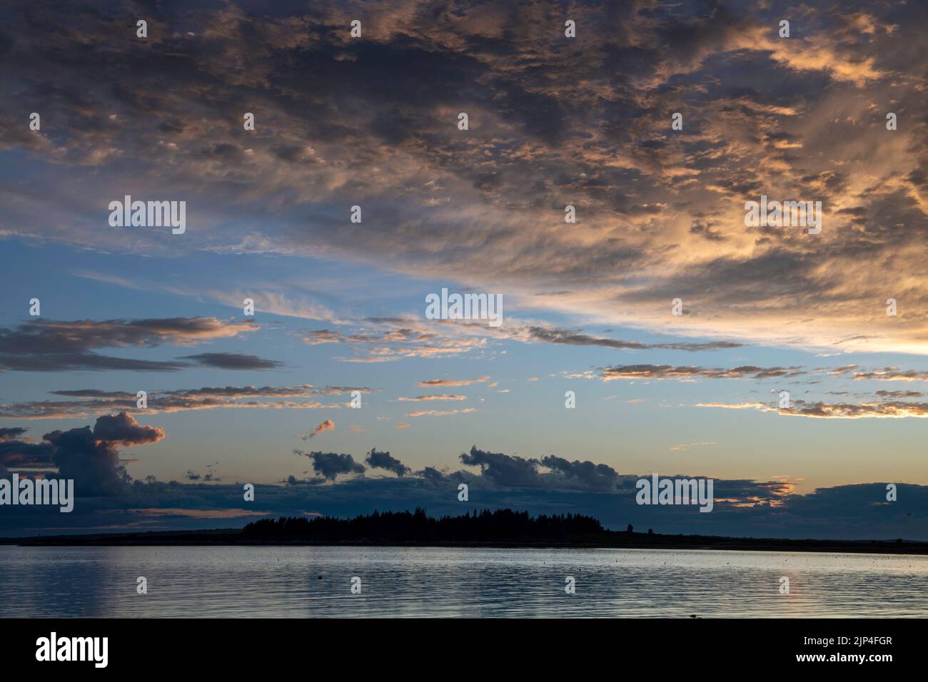 13 août 2022.7:36pm. Vue sur la baie de Casco avant le coucher du soleil. Whaleboat Island en bas. Banque D'Images