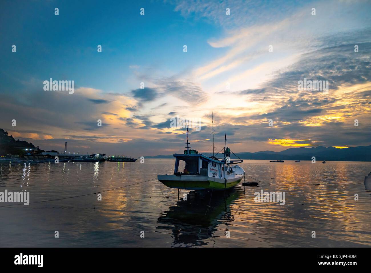 Un bateau de pêche ancré au coucher du soleil. Palu, Sulawesi, Indonésie. Banque D'Images