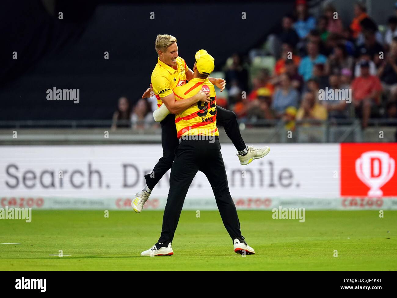 Luke Wood de Trent Rockets célèbre le cricket de Miles Hammond de Birmingham Phoenix (non représenté) avec Daniel Sams, coéquipier, lors du match de cent à Edgbaston, Birmingham. Date de la photo: Lundi 15 août 2022. Banque D'Images