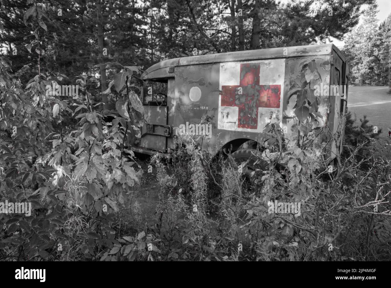 Photo couleur sélective noir et blanc d'une ambulance abandonnée de la Seconde Guerre mondiale, Yukon, Canada.1940. Utilisé pendant la construction de la route de l'Alaska Banque D'Images