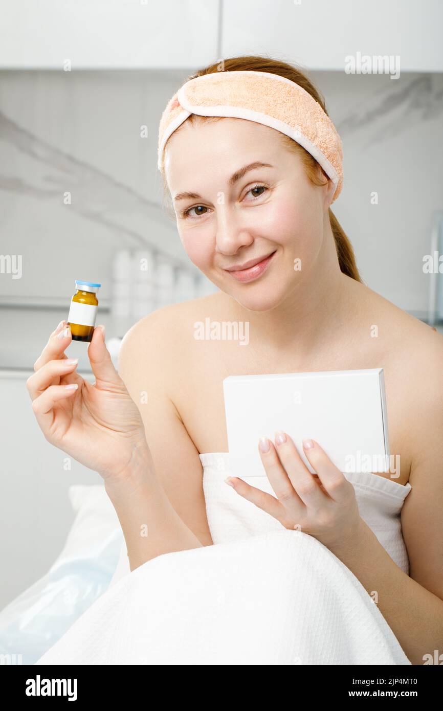 Portrait d'une femme âgée dans un salon de beauté. Il tient un produit cosmétique dans sa main. Banque D'Images