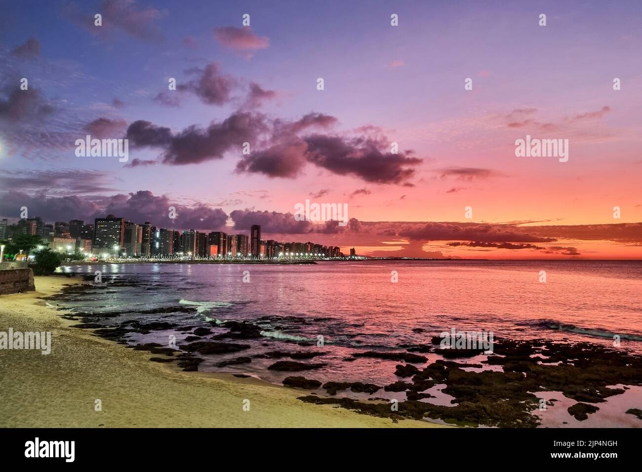 Coucher de soleil sur la plage de Fortaleza Brésil Banque D'Images