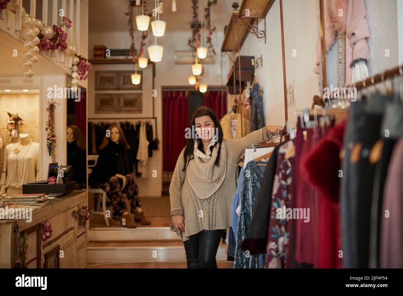 Entrez, nous avons quelque chose pour tout le monde. Portrait court d'une entrepreneure mûre attirante debout dans sa boutique autonome. Banque D'Images