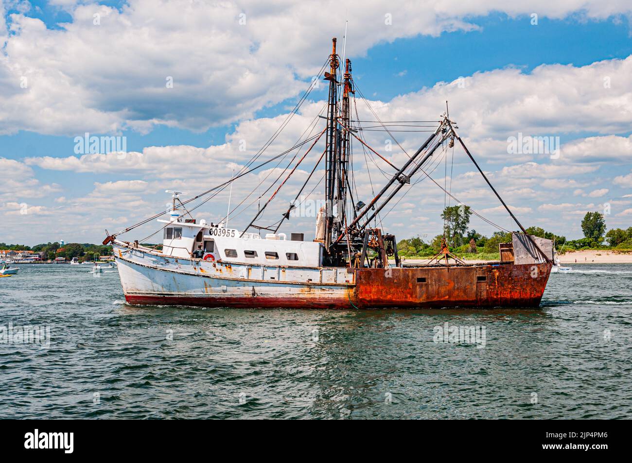 Bateau de pêche rouillé, Manasquan Inlet, point Pleasant NJ, États-Unis, point Pleasant, New Jersey Banque D'Images