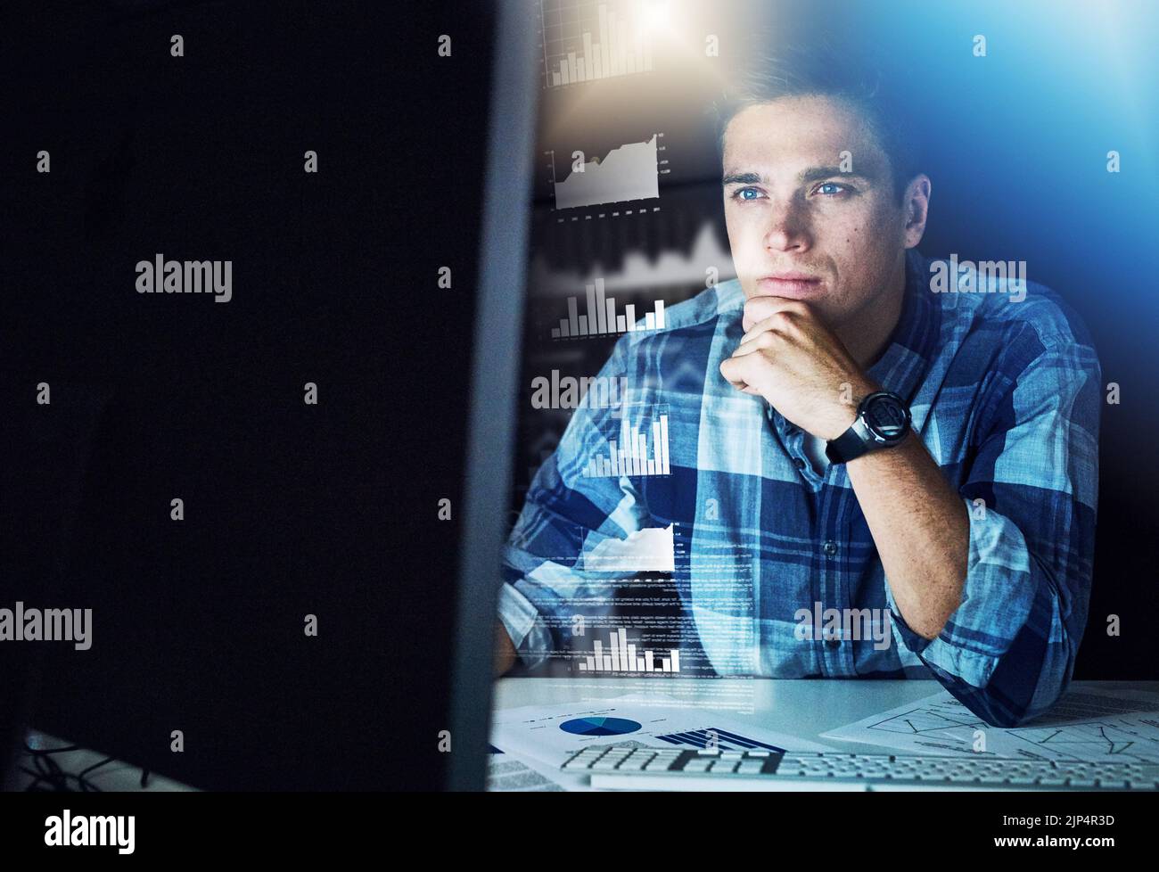 Un technicien INFORMATIQUE réfléchit et travaille à la protection des données informatiques sur un ordinateur. Un programmeur met à jour un programme nouvellement installé pour éviter le piratage en ligne Banque D'Images