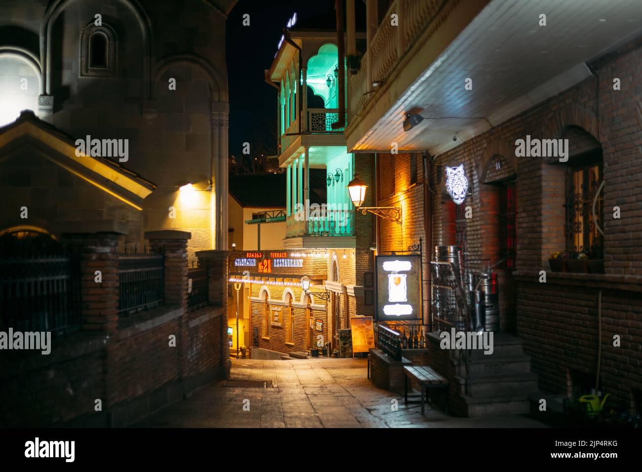 Tbilissi, Géorgie - 28 mars 2022 : vue sur un des restaurants de la place Orbiri St à Tbilissi. Rue vide. Personne. Vie nocturne Banque D'Images