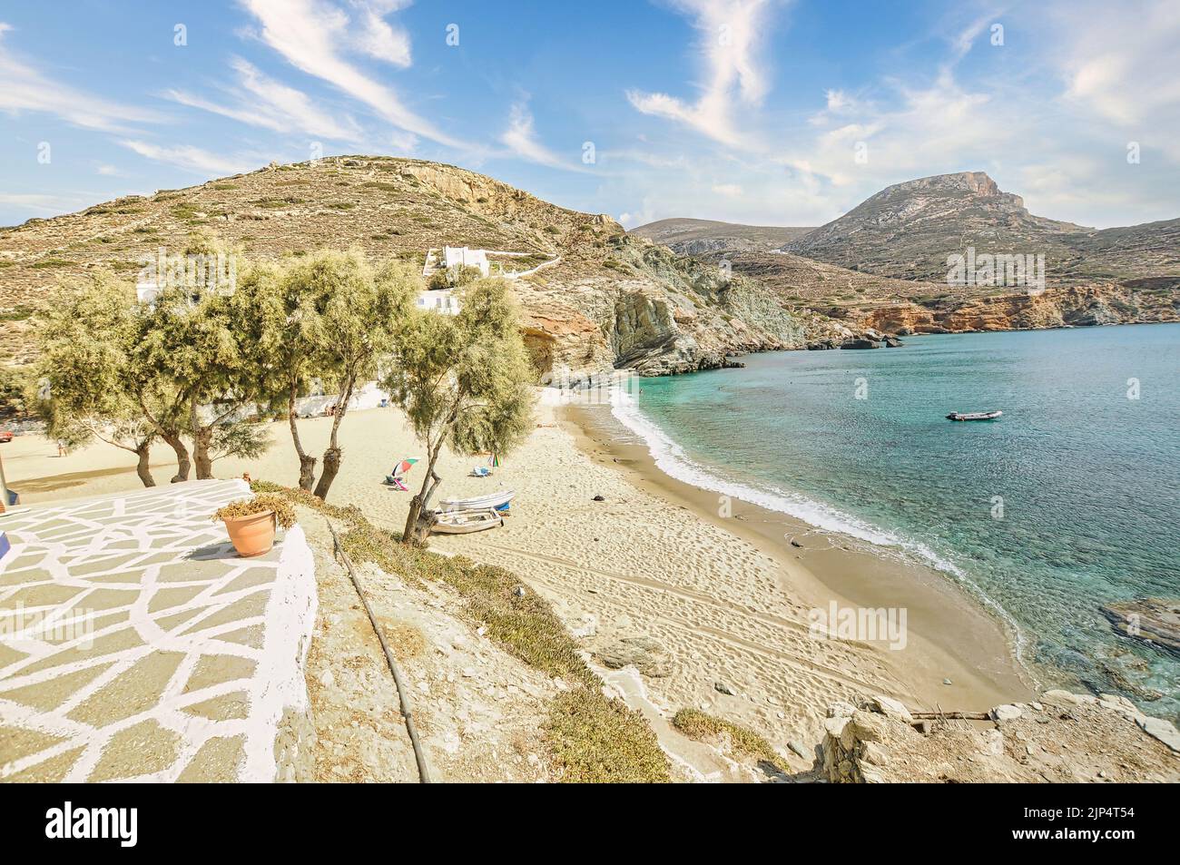 Plage d'Agali, la meilleure plage de l'île de Folegandros avec de l'eau claire. Cyclades, Grèce. Banque D'Images