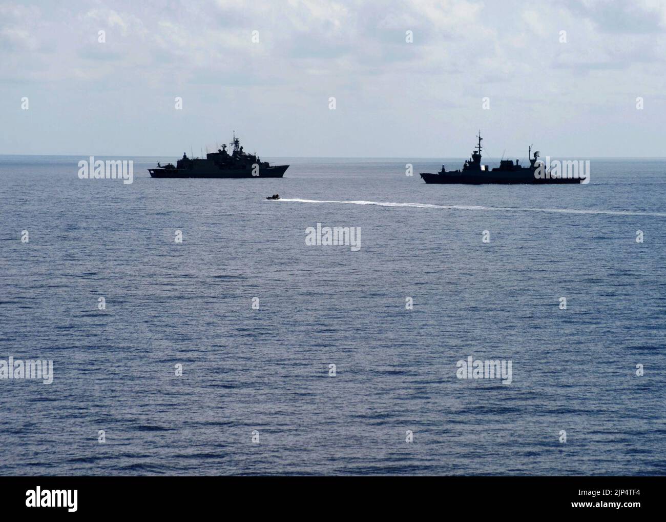 Le destroyer-missile guidé USS Ramage (DDG 61) effectue des opérations sur de petits bateaux avec la frégate grecque HS Salamis (F 455) et la corvette ISRAÉLIENNE INS Eilat (501) dans la mer Méditerranée 9 avril 2014 140409 Banque D'Images