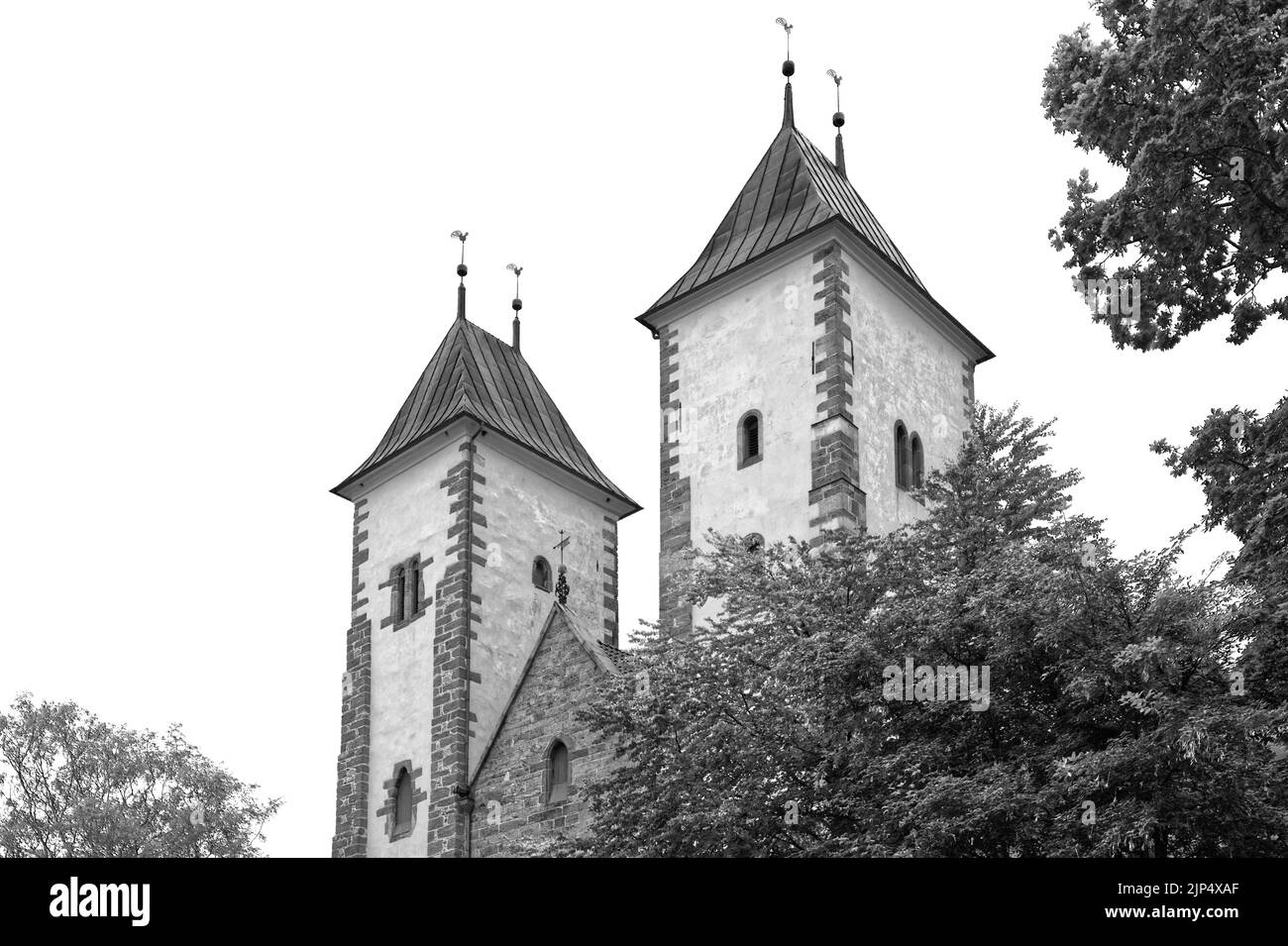 Deux tours médiévales Eglise Sainte Marie, Mariakirken, région de Bryggen, Bergen, Norvège Europe en noir et blanc Banque D'Images