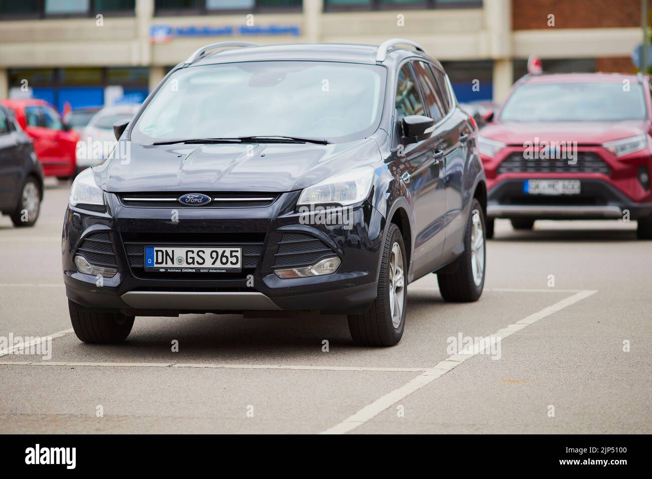 Une voiture Ford Kuga garée dans un parking avec plaques d'immatriculation allemandes Banque D'Images