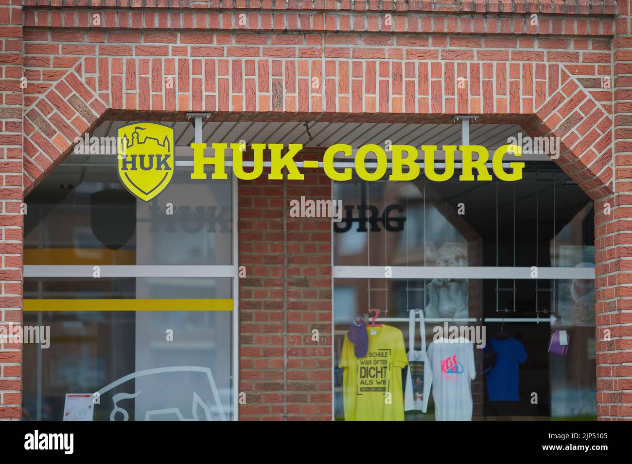 L'entrée d'une compagnie d'assurance allemande "Huk-Coburg" avec un bâtiment en brique rouge Banque D'Images