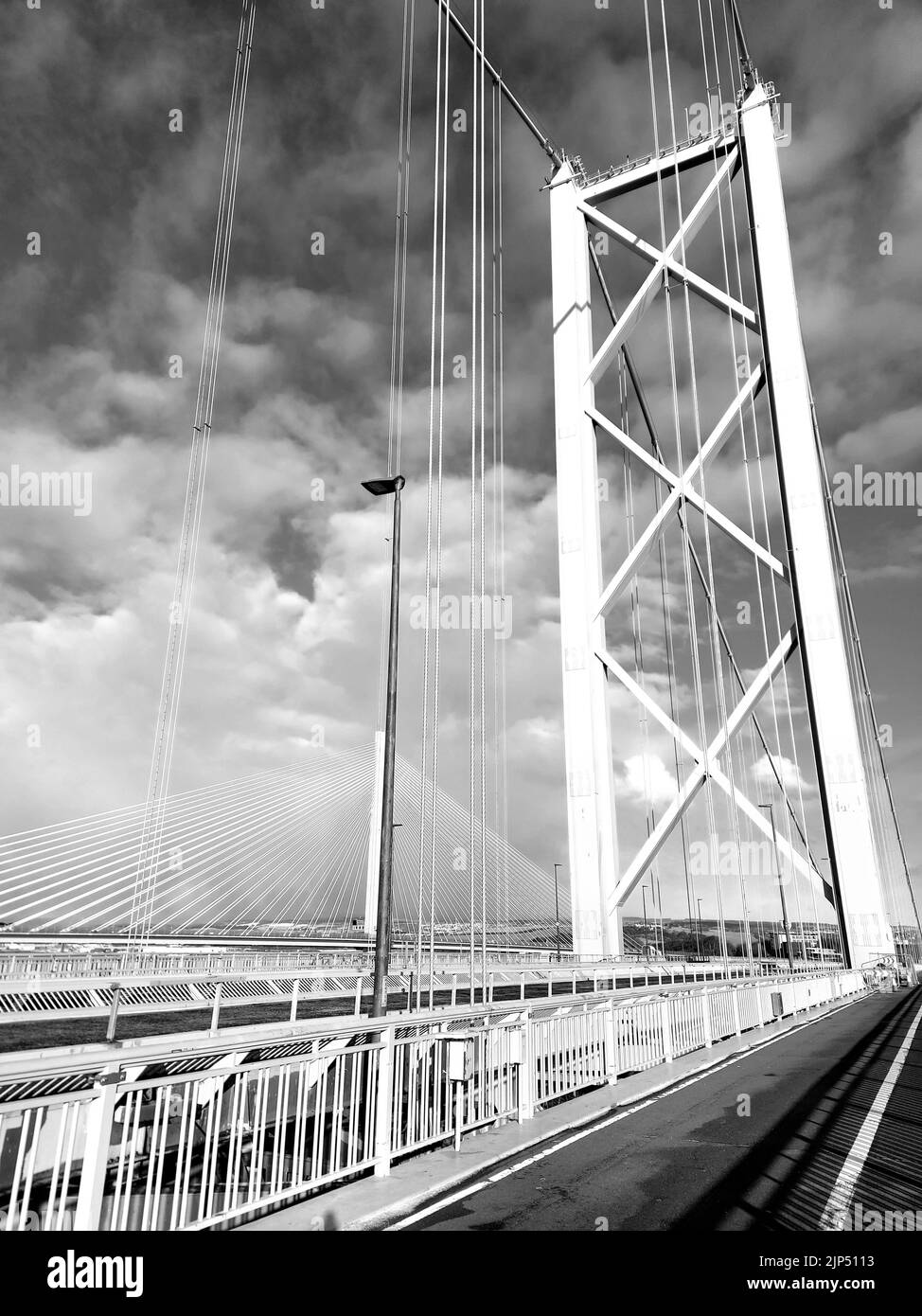 Photo verticale en niveaux de gris du Forth Road Bridge en Écosse Banque D'Images