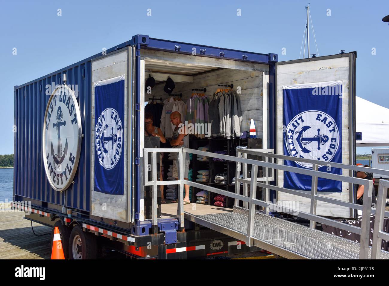 Halifax, Canada - 31 juillet 2022 : remorque vendant de la marchandise style de vie sur la côte est sur le front de mer animé de Halifax. La marque est très populaire avec peopl Banque D'Images