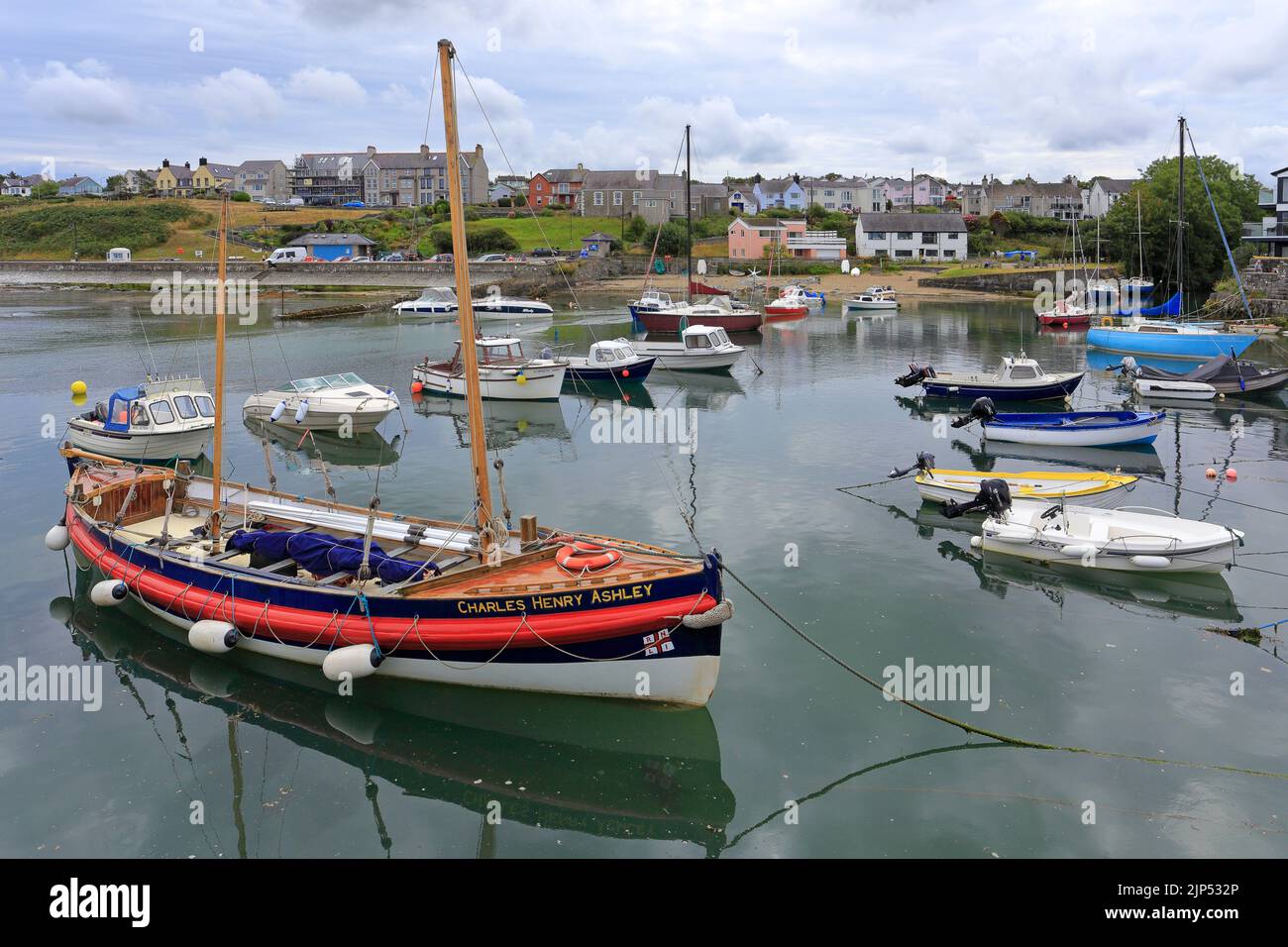 L'ancien bateau de sauvetage Charles Henry Ashley dans le port de Camaes Bay, île d'Anglesey, Ynys mon, pays de Galles du Nord, Royaume-Uni. Banque D'Images