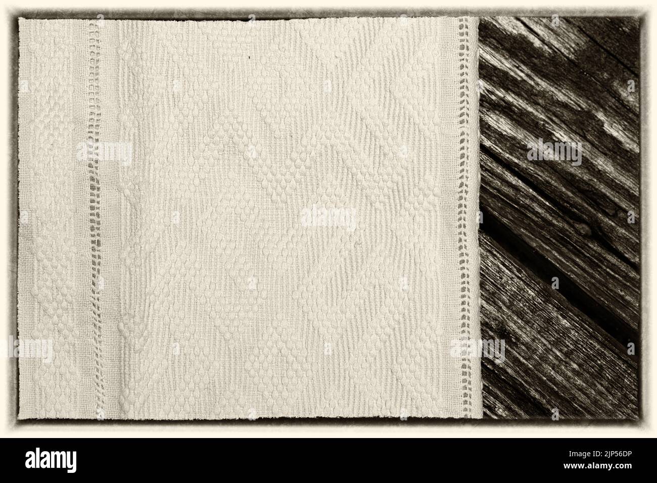 Fond textile avec nappe blanche un fond en bois. Mise au point sélective. Copier l'espace. Place pour la nourriture et les boissons. Pique-nique et Thanksgiving day con Banque D'Images