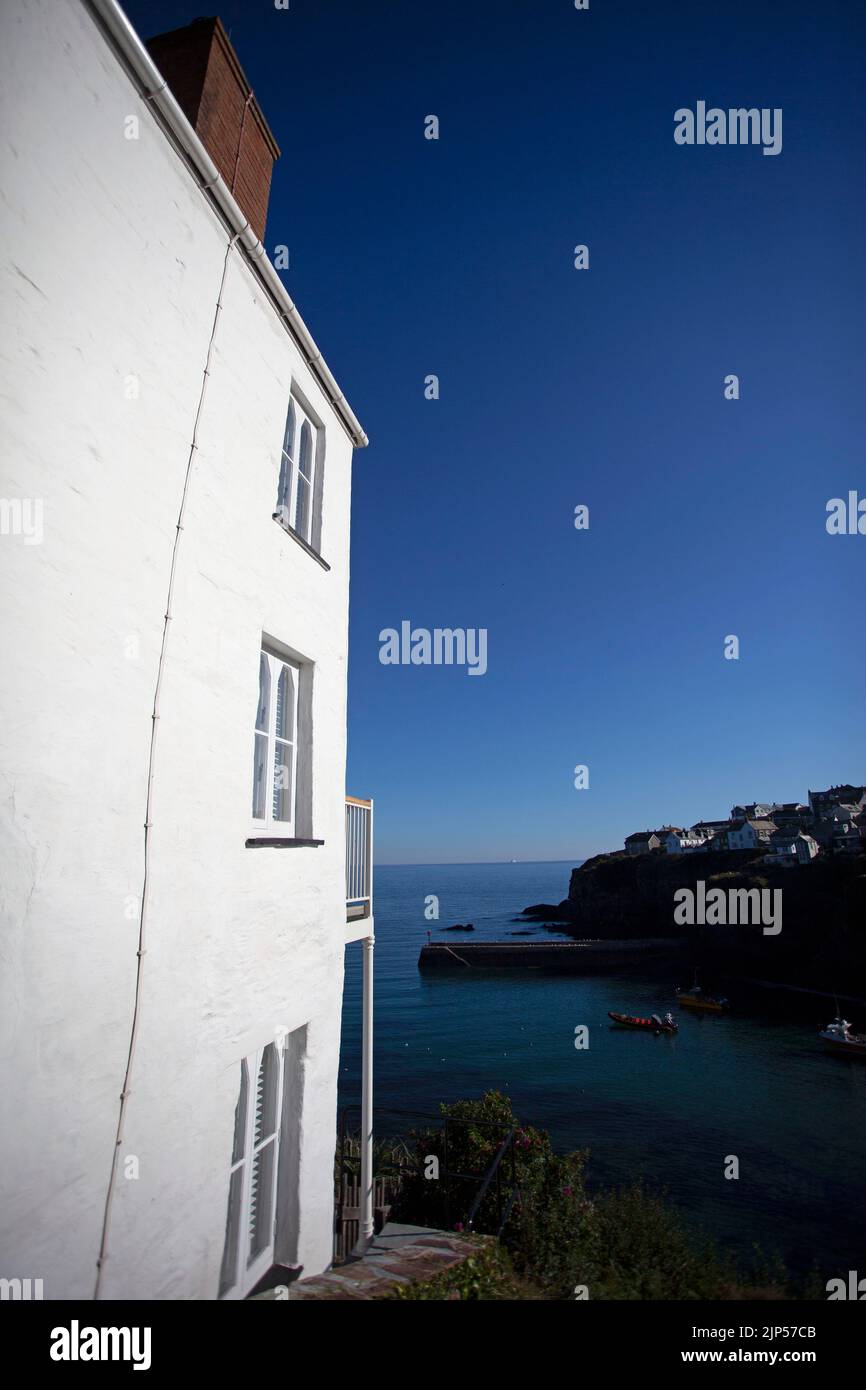 Maison en bois peinte en blanc donnant sur le port de Port Isaac. Cornouailles Angleterre Banque D'Images