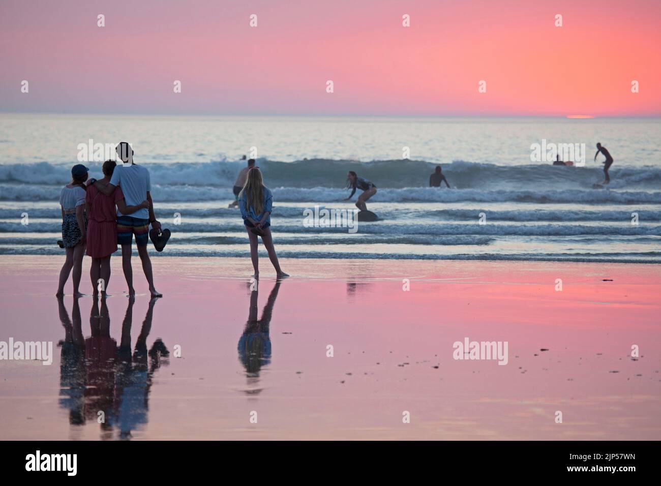 Coucher de soleil sur la plage de Polzeath. Cornouailles Angleterre Banque D'Images