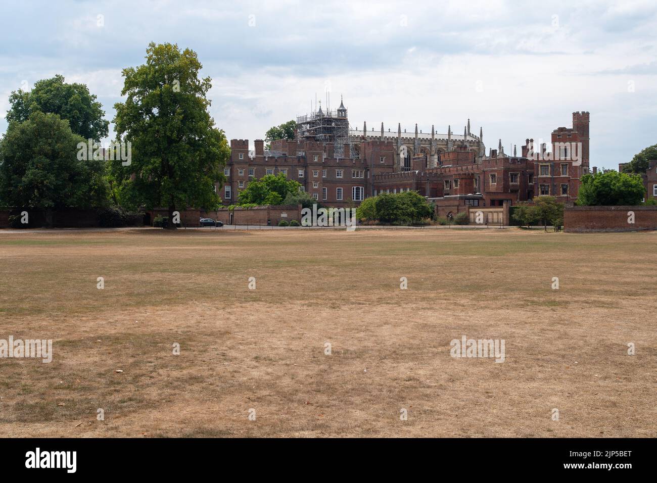 Eton, Windsor, Berkshire, Royaume-Uni. 15th août 2022. Comme dans la plupart des pays du Royaume-Uni, la canicule et la sécheresse ont des conséquences sur les terrains de l'école publique Eton College. On prévoit beaucoup de pluies nécessaires pour la semaine à venir et le Sud-est est maintenant officiellement en proie à la sécheresse. Crédit : Maureen McLean/Alay Live News Banque D'Images