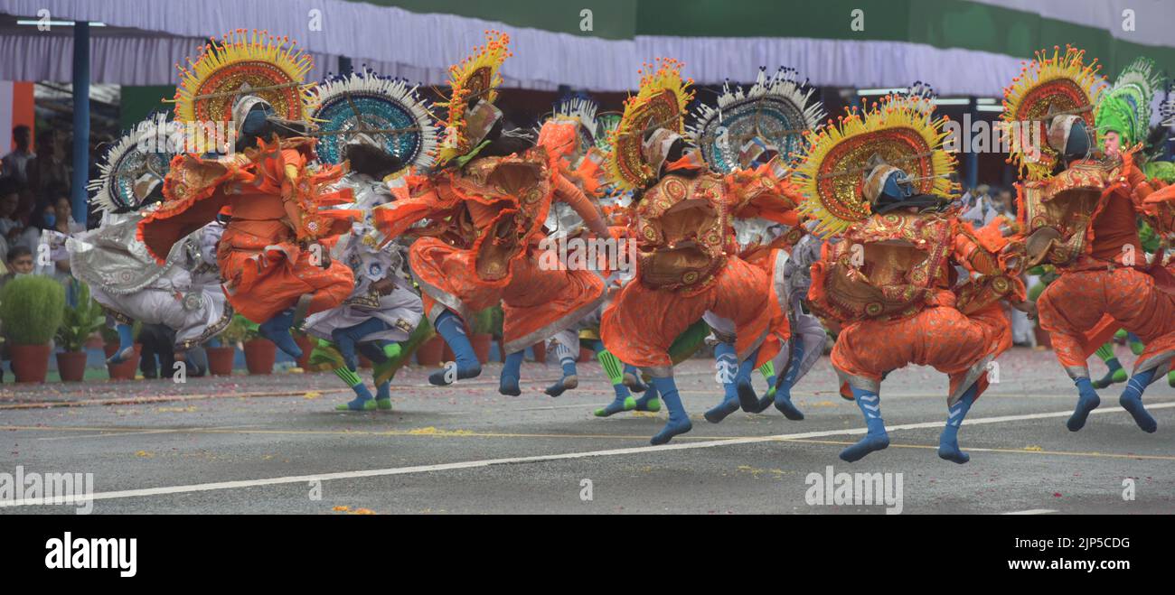 Kolkata, Inde. 16th août 2022. KOLKATA, INDE - 15 AOÛT : des danseurs folkloriques de Purulia exécutent la danse 'Chhou' à l'occasion du 75th jour de l'indépendance sur la route rouge de 15 août 2022 à Kolkata, Inde. (Photo de Samir Jana/Hindustan Times/Sipa USA ) Credit: SIPA USA/Alay Live News Banque D'Images