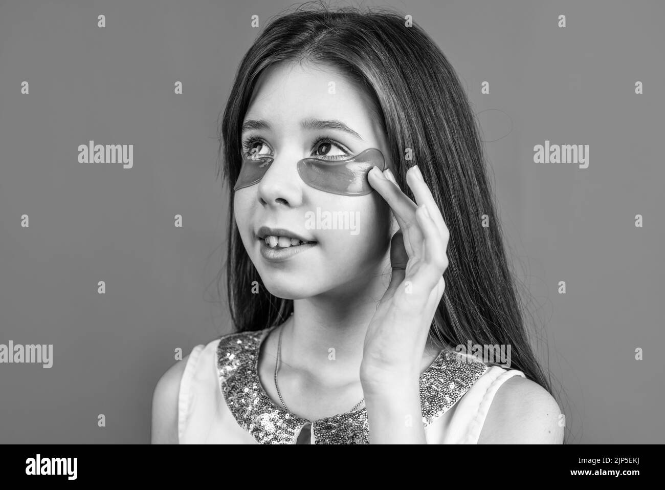 soins de la peau. jolie jeune fille avec cheveux de brunette utiliser patch pour les yeux. cosmétiques coréens. gai avec masque facial. concept de beauté naturelle. enfance heureuse Banque D'Images