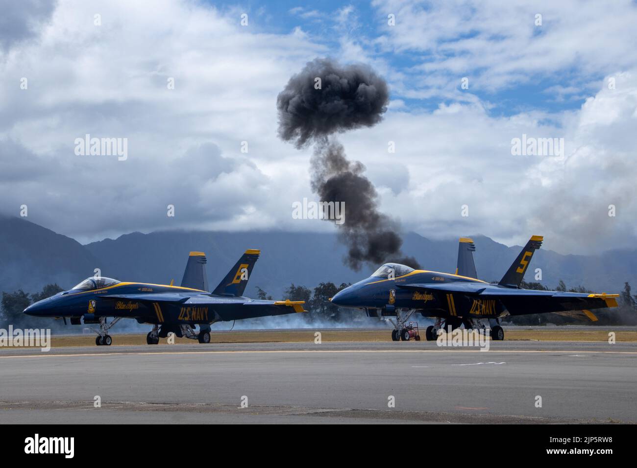 Un feu vivant simulé explose derrière des angles bleus F/A-18 Super Hornet lors de la démonstration du groupe de travail interarmées Air-sol dans le cadre du salon de l'air de la baie Kaneohe 2022, à la station aérienne du corps des Marines Kaneohe Bay, à la base du corps des Marines d'Hawaii, le 13 août 2022. L'exposition aérienne a permis de démontrer les capacités d'une force conjointe dans la région Indo-Pacifique. Le Kaneohe Bay Air Show, qui contenait des spectacles aériens, des expositions statiques, des démonstrations et des vendeurs, a été conçu pour exprimer l'appréciation de la MCBH aux résidents d'Hawaï et leur soutien continu à l'installation. (É.-U. Cor. Marine Banque D'Images