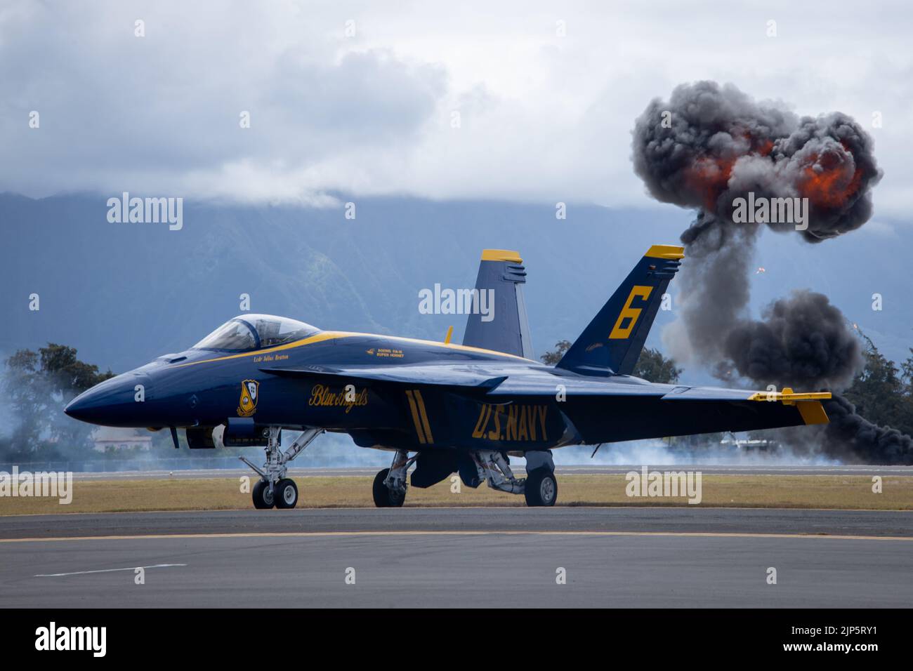 Un feu vivant simulé explose derrière un Super Hornet Blue angles F/A-18 lors de la démonstration de la Force opérationnelle interarmées Air-sol dans le cadre du salon de l'air de la baie Kaneohe 2022, à la station aérienne du corps des Marines Kaneohe Bay, à la base du corps des Marines d'Hawaii, le 13 août 2022. L'exposition aérienne a permis de démontrer les capacités d'une force conjointe dans la région Indo-Pacifique. Le Kaneohe Bay Air Show, qui contenait des spectacles aériens, des expositions statiques, des démonstrations et des vendeurs, a été conçu pour exprimer l'appréciation de la MCBH aux résidents d'Hawaï et leur soutien continu à l'installation. (É.-U. Marine C Banque D'Images