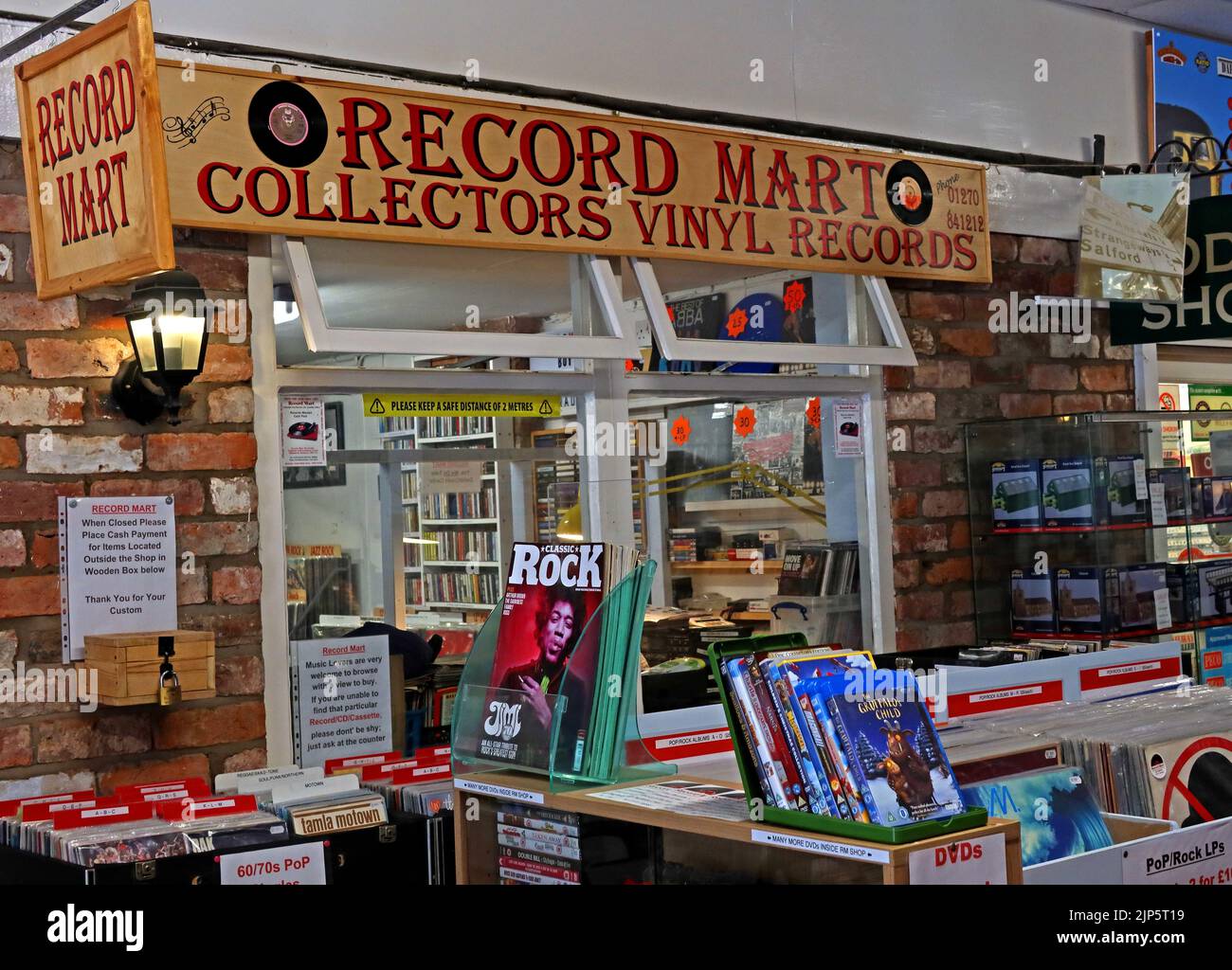 Collectionneurs de vinyle à Record Mart, un magasin indépendant de disques et de vinyle Dagfields, près d'Audlem, Nantwich, Crewe , Cheshire, ANGLETERRE, ROYAUME-UNI, CW5 7LG Banque D'Images