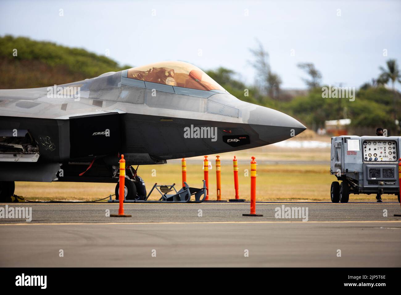 Un Raptor F-22 de la Force aérienne des États-Unis est vu stationné sur la piste d'atterrissage avant une démonstration de vol dans le cadre du spectacle aérien de la baie Kaneohe 2022, à la station aérienne du corps des Marines, à la baie Kaneohe, à la base du corps des Marines Hawaii, le 14 août 2022. Le spectacle aérien a permis de présenter l'avion, l'équipement et les capacités des forces armées à la communauté locale. Le Kaneohe Bay Air Show, qui contenait des spectacles aériens, des expositions statiques, des démonstrations et des vendeurs, a été conçu pour célébrer la relation de longue date de la MCBH avec la communauté locale. (É.-U. Photo du corps marin par Cpl. Brandon Attman) Banque D'Images