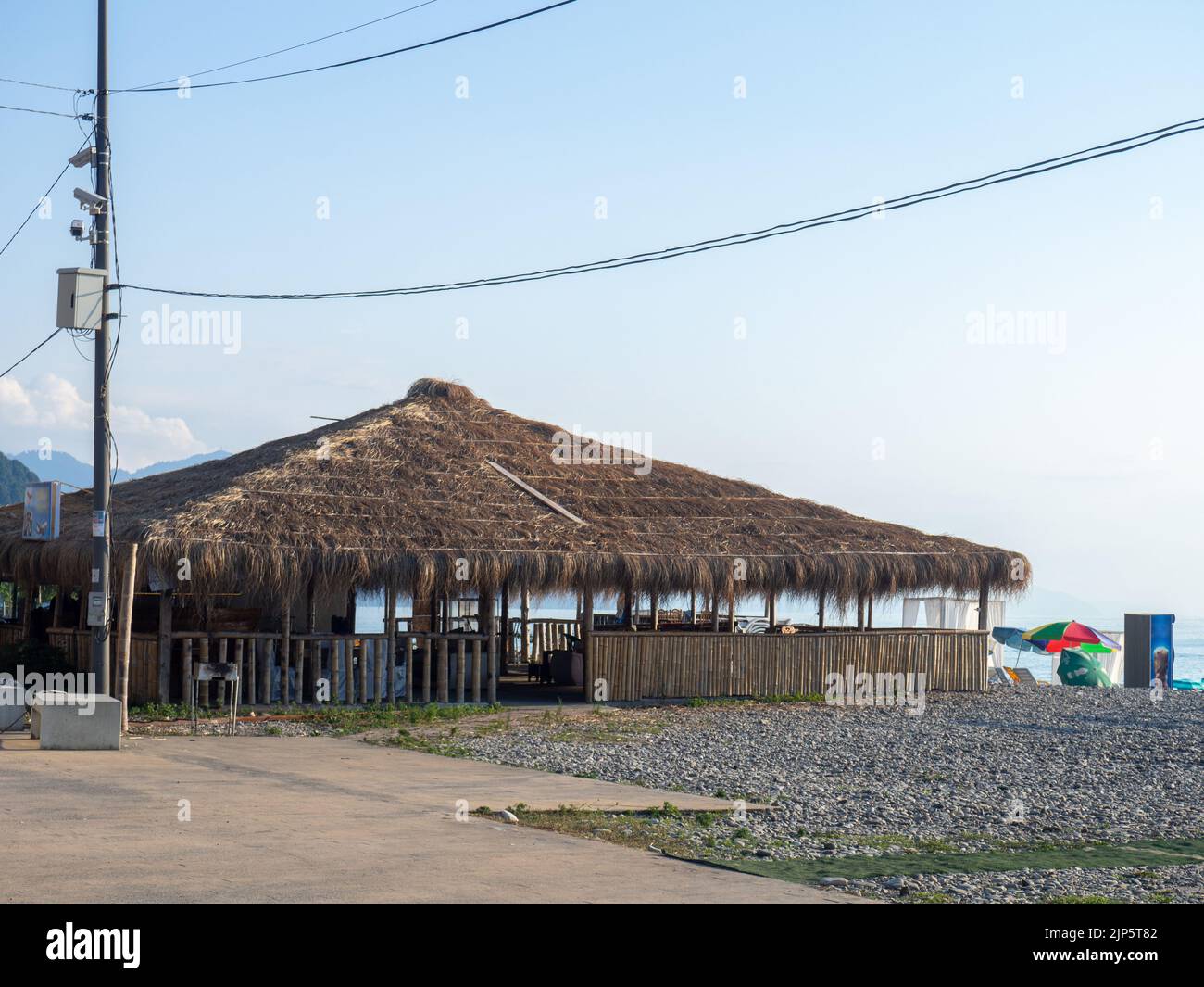 Restaurant sur toit de chaume. Vacances à la station. Bel endroit isolé. Toit de feuilles séchées. Sud. Repos sur la mer Banque D'Images