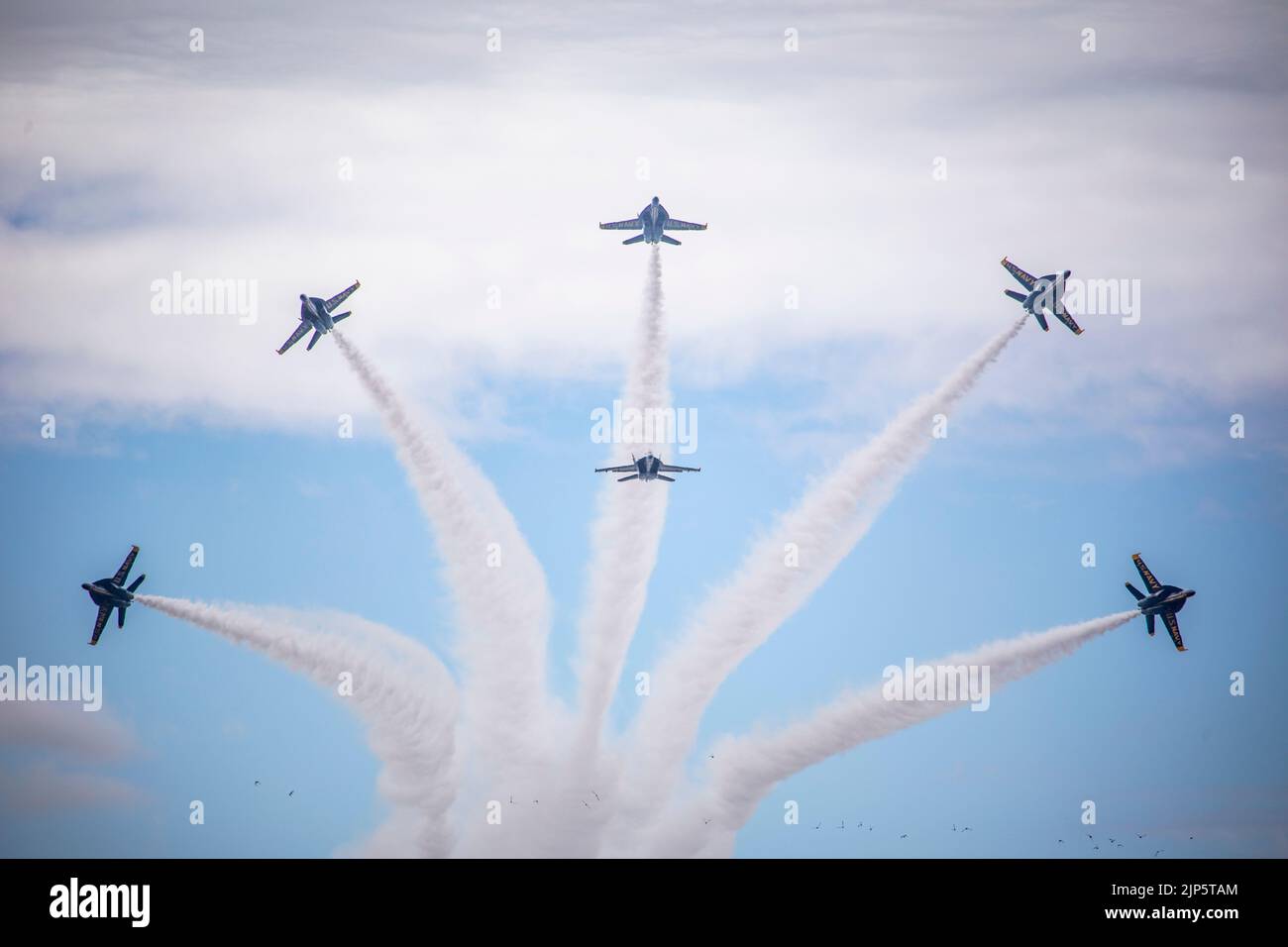 L'escadron de démonstration de vol naval américain, les Blue Angels, effectue des démonstrations de vol dans les Super Hornets F/A-18 dans le cadre du salon de l'aviation de la baie Kaneohe 2022, Marine corps Air Station Kaneohe Bay, Marine corps base Hawaii, le 14 août 2022. Le salon aérien a permis à la MBH de favoriser des relations positives avec la communauté locale, tout en offrant une expérience unique au public. Le Kaneohe Bay Air Show, qui contenait des spectacles aériens, des expositions statiques, des démonstrations et des vendeurs, a été conçu pour exprimer l'appréciation de la MCBH aux résidents d'Hawaï et à leur soutien continu Banque D'Images